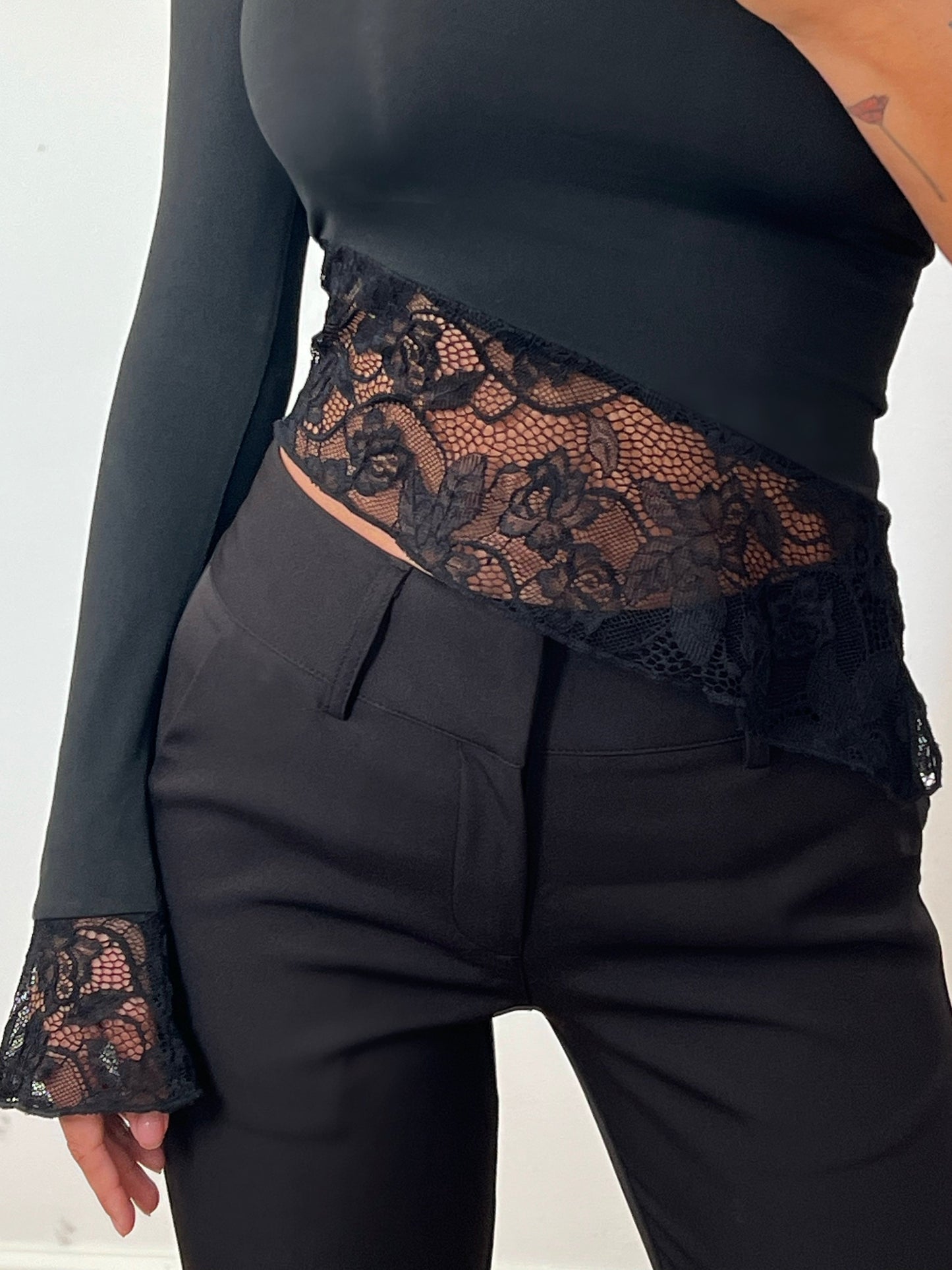 Slope lace top - black